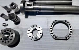 Injection molding machine screw barrel and accessories